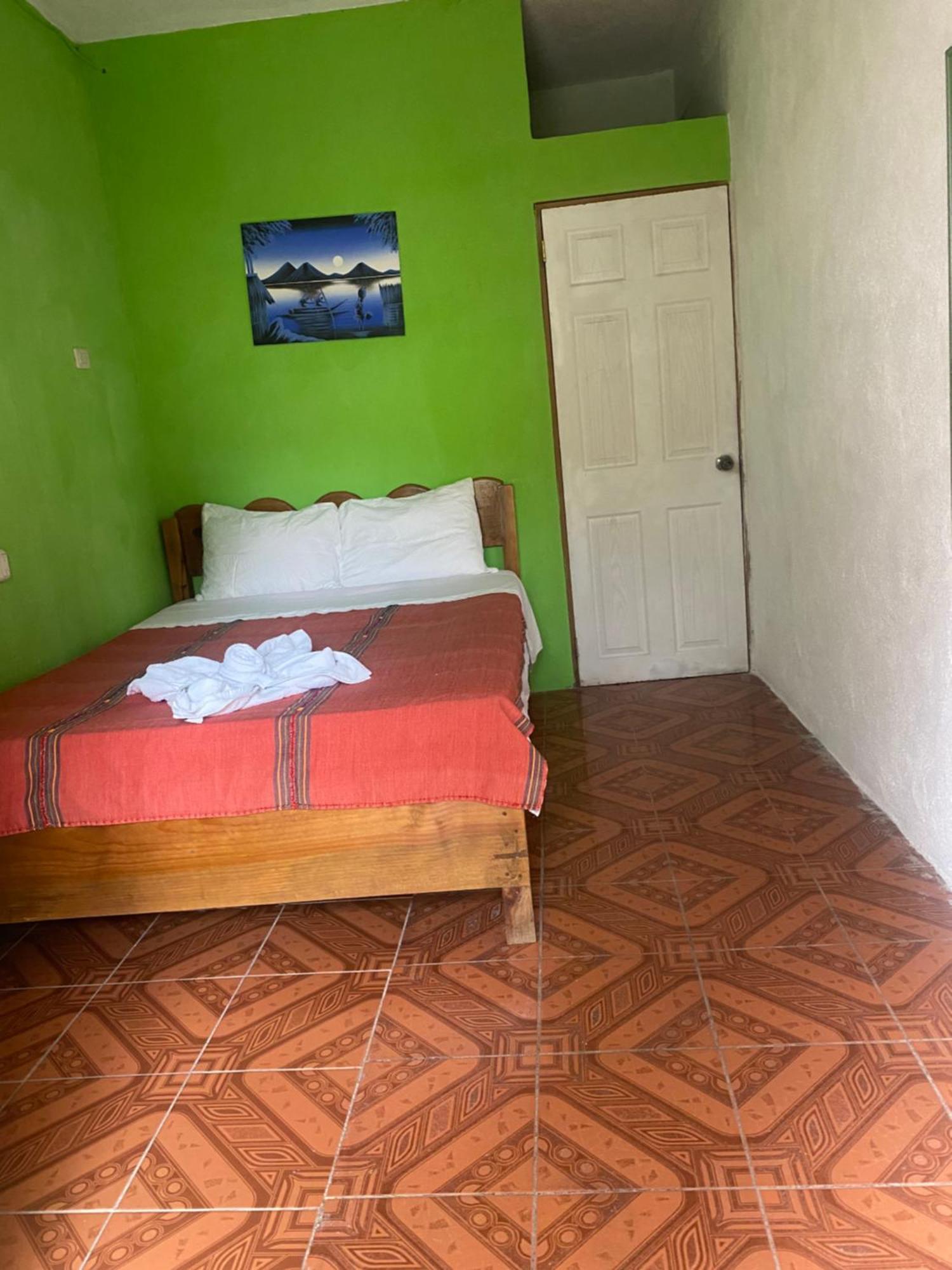 Hotel Posada Gutierrez Panajachel Esterno foto